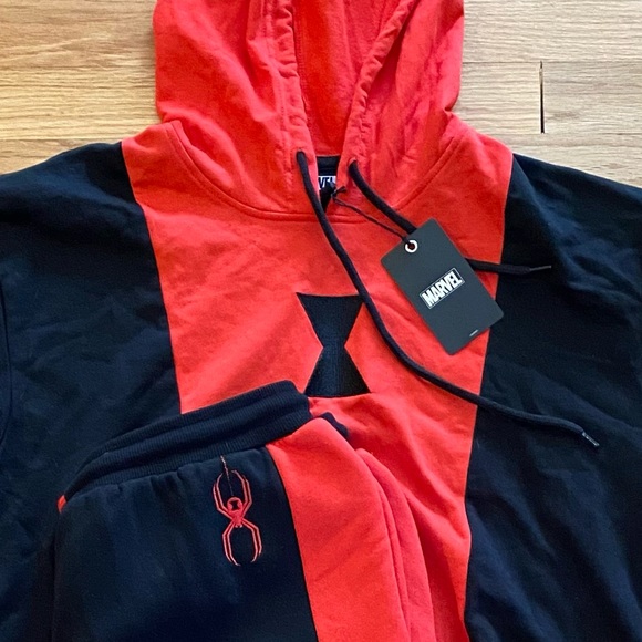 Marvel Black Widow cropped sweatsuit (size XL) - Picture 2 of 2